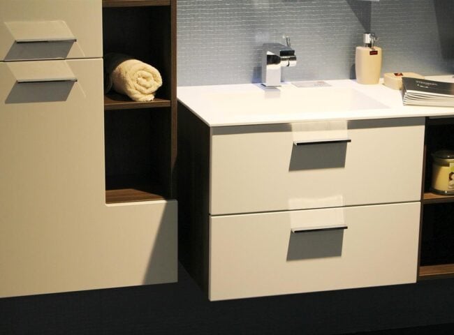 Bagnity is an Italy-based eCommerce focused on bathroom furnishings and accessories—from shower enclosures and faucets to bathroom furniture, sinks, and coordinated design pieces. Instead of positioning itself as a generic “bathroom supply store,” Bagnity frames the experience as a design boutique online, aimed at people who want a bathroom that feels both functional and refined.