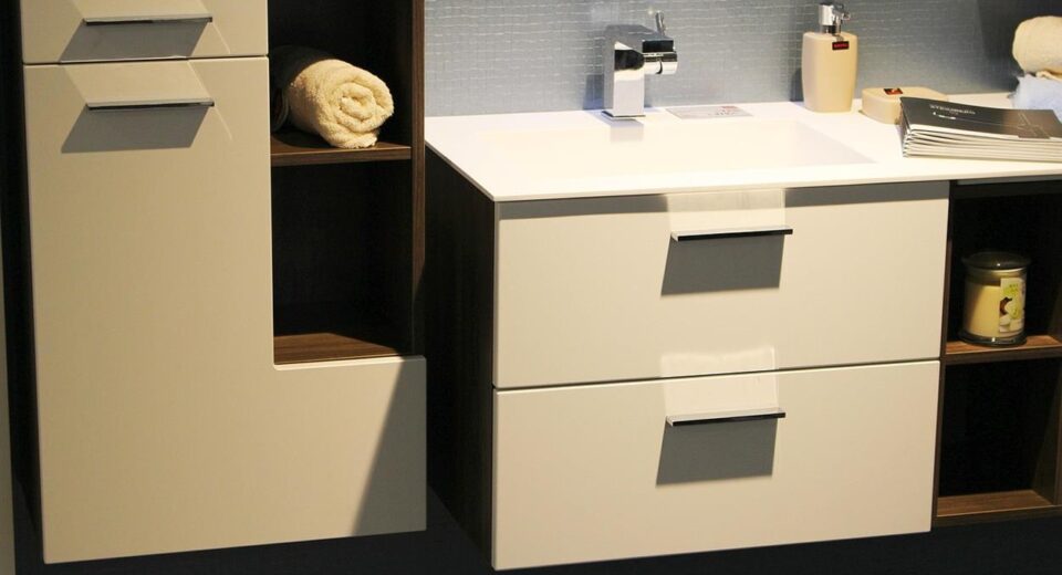 Bagnity is an Italy-based eCommerce focused on bathroom furnishings and accessories—from shower enclosures and faucets to bathroom furniture, sinks, and coordinated design pieces. Instead of positioning itself as a generic “bathroom supply store,” Bagnity frames the experience as a design boutique online, aimed at people who want a bathroom that feels both functional and refined.