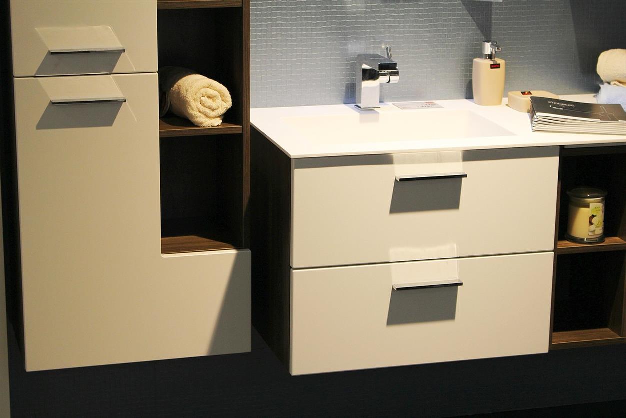 Bagnity is an Italy-based eCommerce focused on bathroom furnishings and accessories—from shower enclosures and faucets to bathroom furniture, sinks, and coordinated design pieces. Instead of positioning itself as a generic “bathroom supply store,” Bagnity frames the experience as a design boutique online, aimed at people who want a bathroom that feels both functional and refined.