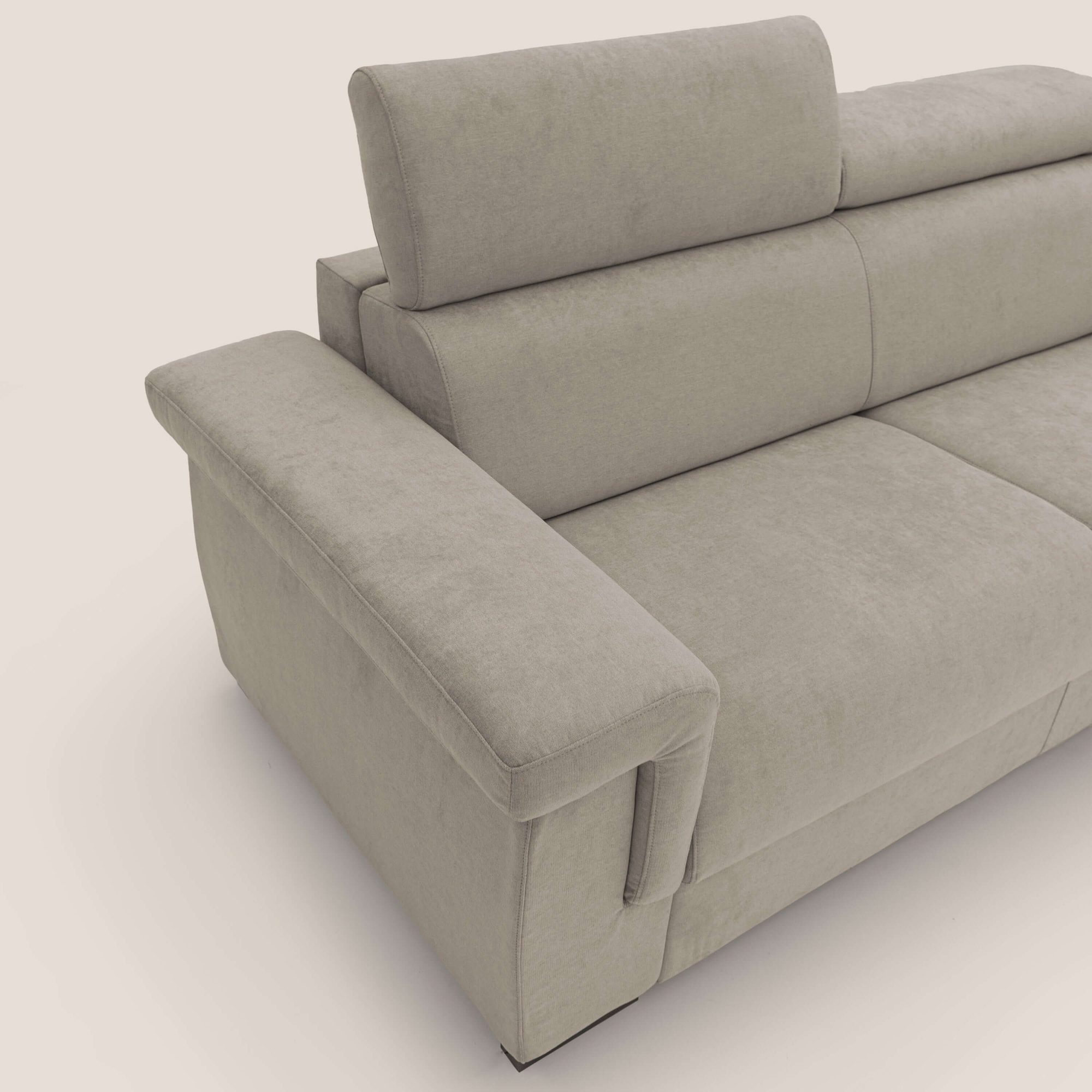 Seitenansicht eines beigen Schlafsofas mit aufgepolsterten Armlehnen und Rückenkissen