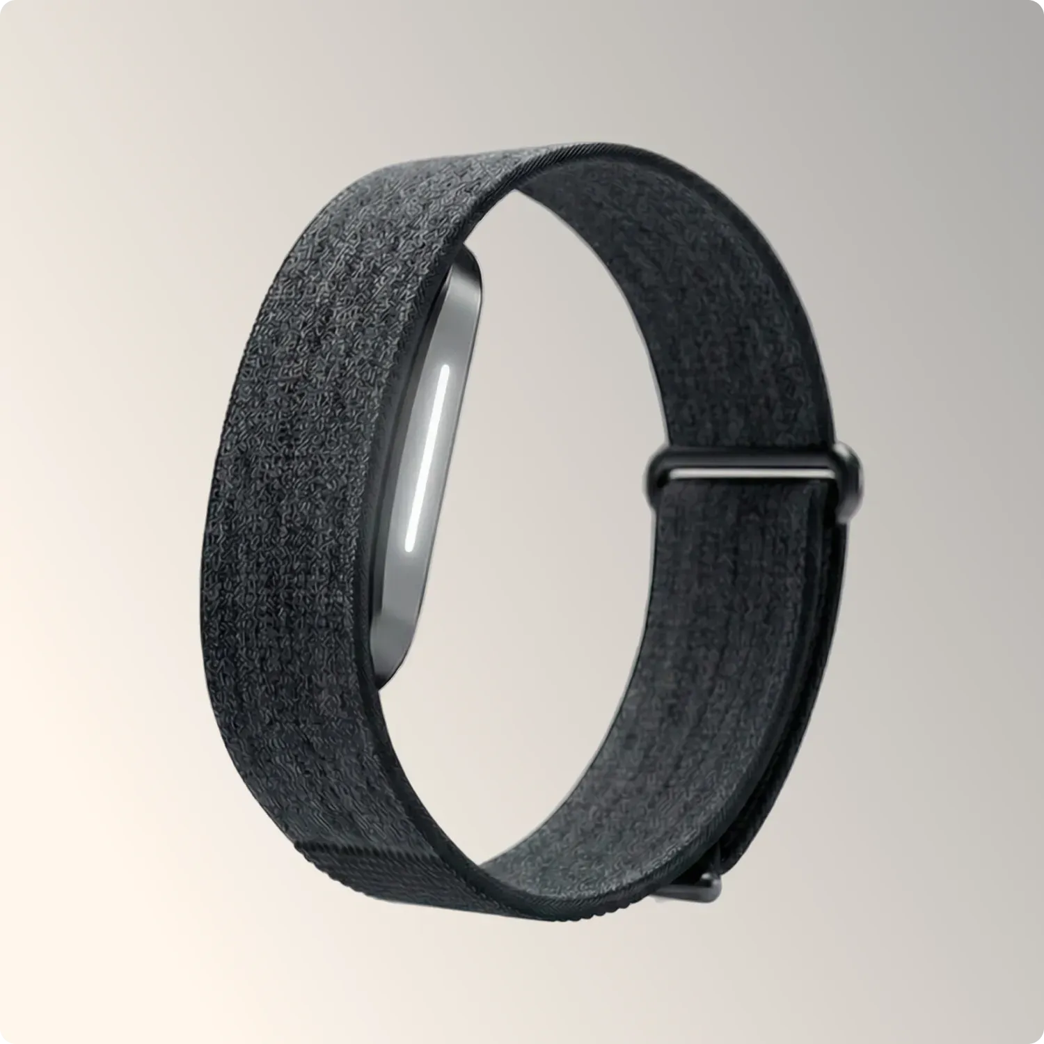 Schwarzes Fitness-Tracking-Band mit Stoffoberfläche und metallischer Innenseite vor grauem Hintergrund