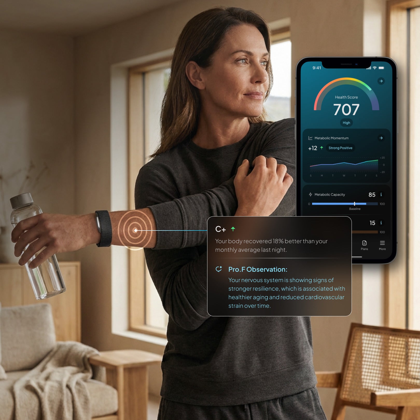Frau trägt schwarzes Band am Handgelenk mit Smartphone-Display zeigend Health Score von 707 und metabolische Daten mit Benachrichtigungen