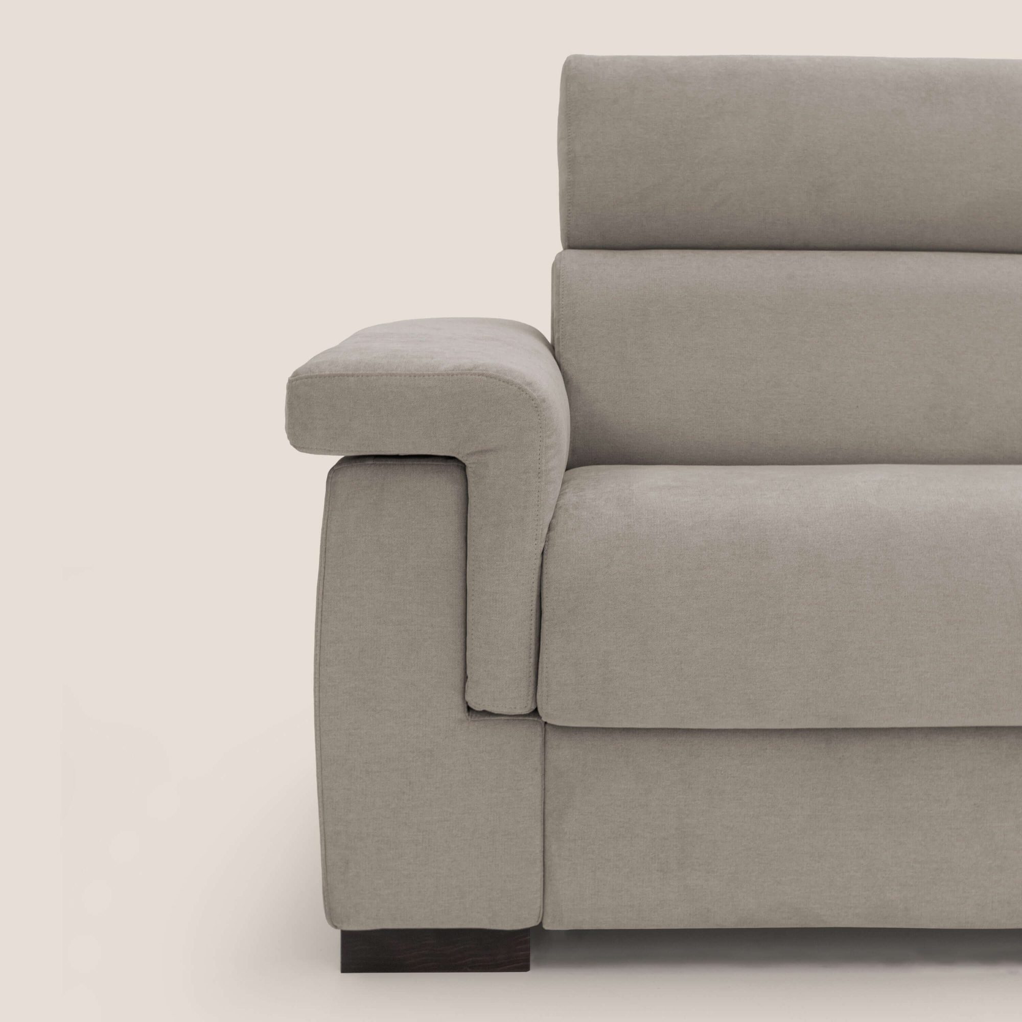 Detailaufnahme der gerundeten Armlehne eines beigen Schlafsofas mit strukturiertem Stoffbezug
